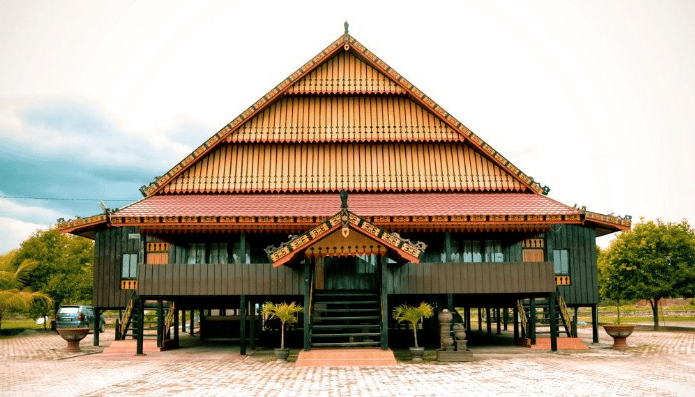 Rumah Adat Suku Tolaki dan Suku Wolio (Sulawesi Tenggara)